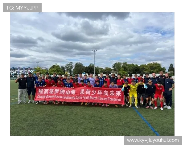 兄弟携手共征战绿茵场展现足球梦想与拼搏精神