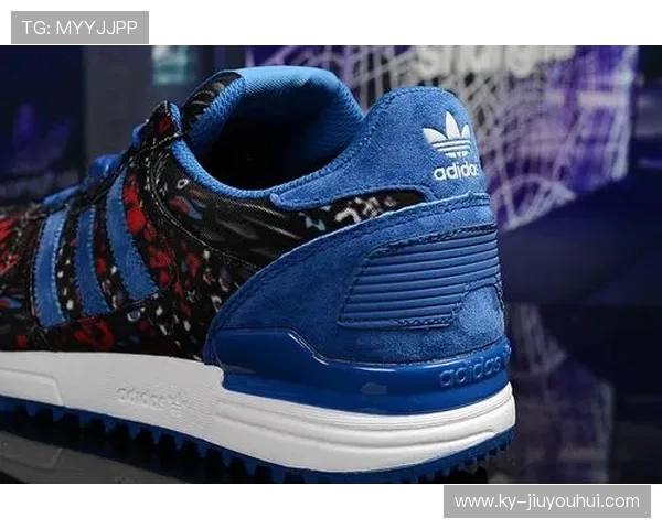 蓝色星星足球阿迪达斯创新设计引领潮流 探索运动与时尚的完美融合